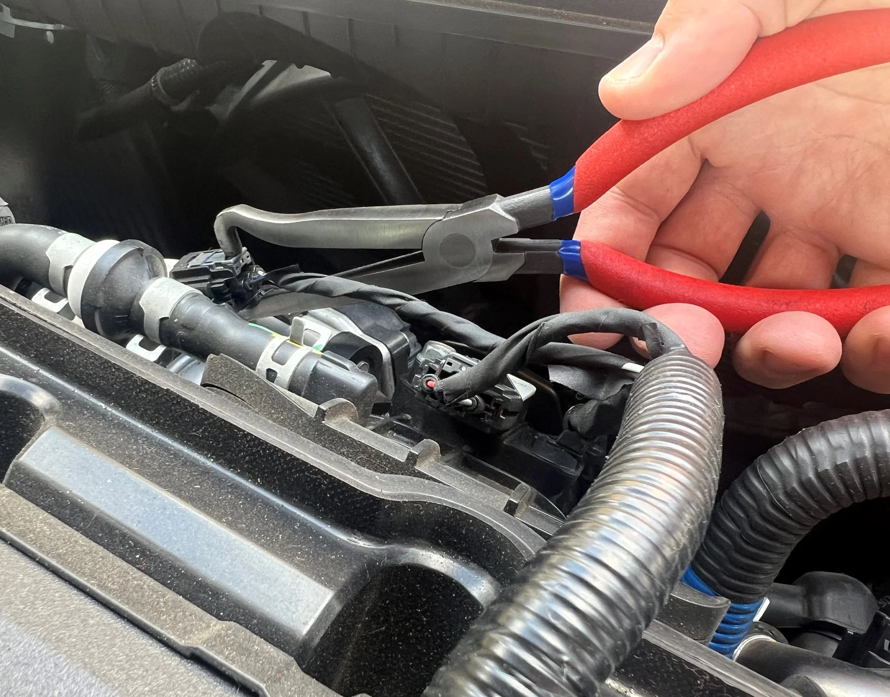 Electrical Disconnect Pliers - Image 3